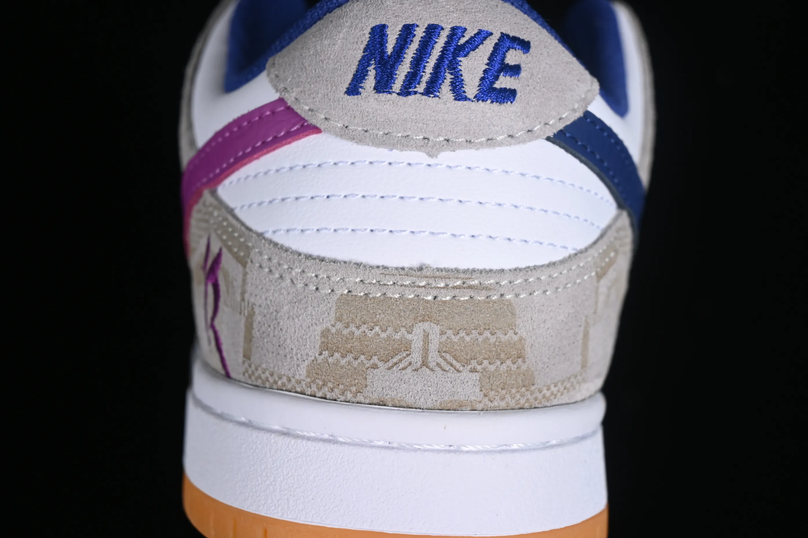 All Categories Nk SB Dunk Series Nk SB Dunk Low Low-top sneakers Cost-effective version Rayssa Leal x Nk SB Dunk Low Brazilian skateboarding goddess joint model SB low-top casual sneakers FZ5251-001